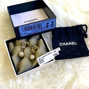 Chanel Earrings 💯%Authentic, kinda in between gold to silver color of the metal